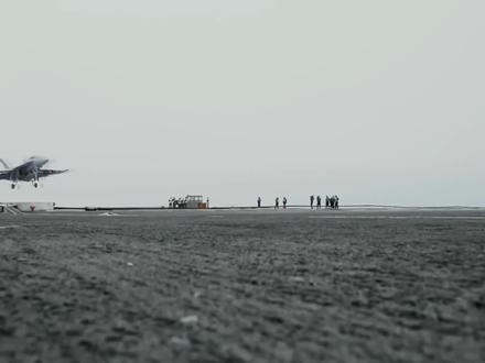 航母甲板有多厚?能承受30吨重型战机的高速冲击,没有一点变形