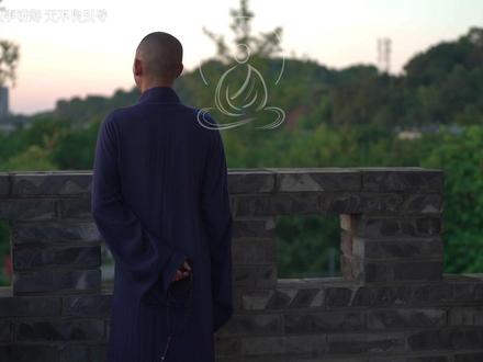 不必感慨孤身清冷,孤独本是上等福报。六亲缘浅免去繁杂业力纠缠,远离人情是非内耗,得以静心修心沉淀自我。看淡人情聚散,守一份独处安然,清净自在便是人生至高福气。