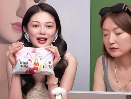 昨天在小红书上刷到晚奶的卖货直播,深感其语言的贫瘠…这是把“然后”当逗号用吗?这化妆包也能卖58…可别让咱奶真赚到钱了#晚晚 #晚学 #晚学课件