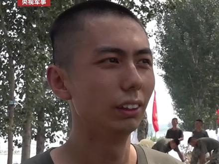“我们多铲一锹土,老百姓就少一分洪水的危害!”刚下连3天的#天津 战士随部队回#家乡 抢险救灾。(记者:樊斌 汪飞等)