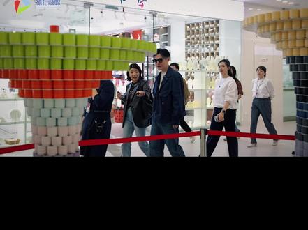 近日,演员严屹宽到德化沉浸式探秘德化陶瓷。在他眼中,德化瓷的“厚”藏着三重深意:是高岭土赋予的材质之厚,温润扎实、得天独厚;是代代相传烧制技艺的积淀之厚,凝聚匠人心血、厚积薄发;更是作品承载的文化之厚,兼具历史价值与艺术韵味,让人在短时间内开阔眼界,读懂非遗背后的深层魅力。#中国白德化瓷 #德化白瓷