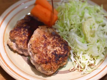 小新秘制浓腻腻的汉堡排 做了妮妮妈妈的汉堡排🍔
小时候看动画就觉得这个肯定好吃
果然味道很浓腻哦~~# 蜡笔小新 #妮妮妈妈汉堡排 #动漫美食复刻 #汉堡排