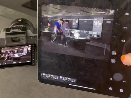 哈苏讲堂|联机拍+远程唤醒,拍摄风景传输图片超省心
今天给大家分享的是Phocus Mobile 2 里超实用的两个功能,不管是还是出门拍风景,还是旅途中传输照片用起来都特别方便。
连接相机后按下 App 底部遥控图标可选择进入我们的联机拍摄模式
在户外拍摄不方便操作相机或者大家一起拍摄合影使用联机拍摄模式都特别方便
主窗口显示相机实时预览画面
可在该界面对相机各项拍摄参数进行调整
按下橙色快门键可完成拍照
拍照后可以在 App 中选择关闭相机节省电量
在相机连接设置中还可以打开远程唤醒功能
打开远程唤醒功能后
Phocus Mobile 2 App 在相机关机或休眠状态下可查找到附近已配对的相机设备
点击连接后可远程唤醒相机
在我们旅行过程中不方便取出包里的相机的时候也可以快速导出相片
可将相机相册中的照片下载至 App 进行分享或者继续联机拍摄#摄影器材 #哈苏 #哈苏x2d2 #哈苏相机 #摄影分享