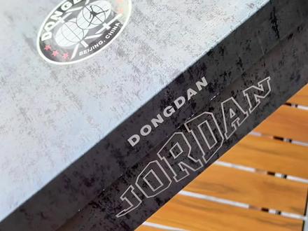 【东单圣器】 Luka77 篡位正代? 今儿咱看一双支线鞋款~做的却比正代~还要优秀的球鞋—卢卡77 东单!
之前就有实战博主~出过测评~说这款支线上脚~比卢卡4能打。
但今天拿到手~这个东单专属配色,我觉得除了性能之外,颜值上也超越了正代。
甚至怀疑zhei两款鞋?是不是被~调换了。
米色和棕色的鞋身~复古味道直接拉满,网纱面和皮革面拼接的~也是分流畅和清晰。没有卢卡4那种松垮的感觉。
鞋舌内外侧和鞋垫都布满:篮球圣地“东单”主题的~图案和文字,彰显身份。
前掌纵置的zoom air气垫,中底双密度泡棉+ISO plate系统。
前掌这个支撑片跟aj38上的非常像。有人吐槽气垫太小了,其实真正~长时间体验过小气垫的~都知道有多好穿。
莫兰特一代就是个很好的例子,小小一块“口香糖”却爆发出大能量!
而这套专为东契奇打造的~iso plate结构稳定系统~已经成为了~他签名鞋的标识。
通过轻量化刚性框架~解决抗扭与灵活的平衡问题。
不断迭代~也反映了Jordan brand对球员技术特点的深度适配,从1代的基础支撑~逐步进阶至性能融合。
各位 这是一双实战篮球鞋,有如此高的颜值,
鞋楦也很正!可以长时间穿着,目前就5张,真真做到了~实战出街全搞定!#篮球鞋 #好鞋推荐 #Luka77 #好物分享 #实战篮球鞋 @抖音小助手 @DOU+上热门