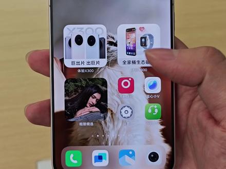 朋友们,今天来教大家开启vivo橘子6系统里超有意思的趣味光栅功能!首先,找到手机上的“设置”图标并点击进入 ,在设置菜单里找到“桌面、锁屏与壁纸”选项 。接着,点击“主题”,就能看到“趣味光栅”啦 。点进去后,如果想用图片,就选“图集光栅”,然后“替换全部图片”,从相册里挑出你喜欢的2 - 4张照片,还能长按调整顺序哦 。要是想用动图或者视频,那就选“视频光栅” 。选好素材后,还能设置超有个性的时钟样式、字体和颜色 。都设置好后,点击右上角的“应用” 。现在,晃动你的手机,趣味光栅效果就出现啦,每个角度都有新惊喜!快来试试,让你的手机锁屏与众不同吧!#vivo#vivo体验店