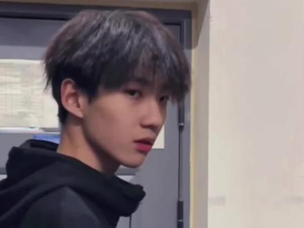 发质细软塌的小伙伴可以尝试这款发型,有奇效#男士少年感发型推荐 #摩根碎盖 #男生烫发 #学生党烫什么发型自然又好看