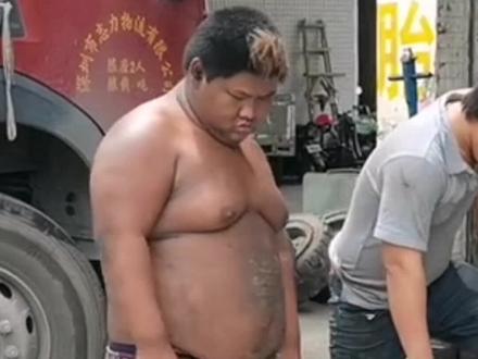 修车小胖每天一身脏兮兮,不怕苦不怕累的背后,只为给父母更好的生活!