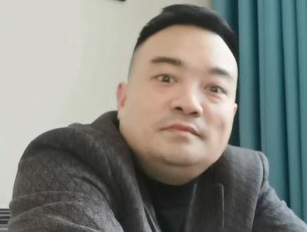 #上热门话题🔥 #热点 #上热搜 #关注我 #强烈推荐 张家界七星山荒野极限挑战赛以“真实生存”为内核,将荒野求生从电视荧幕推向了全民围观的沉浸式直播现场。选手林北在38天时宣布退赛,直言“工作优先”,这一选择折射出赛事的深层矛盾——当生存挑战沦为流量游戏,选手的个人意志与商业逻辑的碰撞便不可避免。
赛事中,林北的“返祖”吼叫、为女友坚守的深情形象,以及退赛前的反复挣扎,本质上都是节目组刻意放大的戏剧冲突。而20万冠军奖金与阶梯式奖励机制,更将生存竞技异化为“为钱而战”的生存实验。林北的退赛看似理性,实则是选手在身体极限与现实责任间的无奈妥协。
这场荒野狂欢背后,是文旅IP与娱乐工业的合谋。七星山险峻地貌成为天然戏剧场,但当“冷美人”瘦成闪电、“齐心兄弟”啃食野猪肉等片段成为热搜素材时,赛事已偏离生存挑战本真,沦为满足大众猎奇心理的流量商品。林北的转身,恰是普通人对这种异化的清醒抵抗。