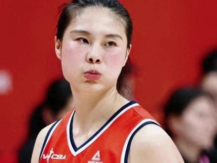 绝杀女王:王思雨!从月薪六千到顶薪三百万:生涯总收入近两千万 被上海青年队拒绝的小个子,辗转七队成顶薪,生涯总收入近两千万
中国女篮绝杀女王王思雨,各队年薪大揭秘,从月薪六千到三百万
球员教练教师三栖,王思雨职业生涯全解析,年薪最高达三百万元
错失 WNBA 不遗憾,王思雨成 WCBA 顶薪,生涯总收入近两千万
#中国女篮 #王思雨 #女篮国家队 #四川女篮 #女篮加油