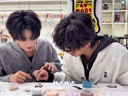 你俩出去真的不会被认成情侣嘛~穿情侣装做拼豆~#无岸52无暗 #云旗郝熠然 #郝熠然云旗 #樊霄游书朗 #云熠星河