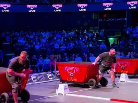 2026年1月26日,印度突发尼帕病毒疫情,近百人被紧急隔离。
尼帕病毒(Nipah virus,NiV)最早于1998年在马来西亚的尼帕村首次被报道,后以马来西亚尼帕村(village of Kampung Sungai Nipah)的名字命名。
尼帕病毒是一种由果蝠携带的高致病性人畜共患病毒。
它能引发急性脑炎和严重呼吸道疾病,潜伏期最长可达45天,初期症状类似流感,表现为发热、头痛、肌痛、咽痛和呕吐。随后24~48小时内迅速发展为意识模糊、癫痫甚至昏迷。
尼帕病毒的病死率高达40%至75%,远超新冠等常见传染病。
它的宿主主要是果蝠(狐蝠),可以通过其唾液、尿液污染的水果传染给人类。更重要的是,它能在人与人之间传播。
截至2026年,尚无用于尼帕病毒病防控且获得许可的特异性疫苗或特效药物,治疗方式仅限于支持性护理。
春节临近,吃热带和亚热带的水果一定要水洗、多泡。
不洗水果,不是懒,是不懂;去高风险地区,不是自由,是侥幸;吃未经处理的果品,不是养生,是冒险。
很多人总以为“我身体好”,但病毒不问你健身没健身,它只看你防没防住。
防疫不是喊口号,是每一个生活细节的选择。出国游改成国内游,年货水果先泡再洗,果汁尽量喝现榨且高温处理过的。
不是怕病毒,而是不给病毒机会。你怕它,它未必饶你;你防它,它才无从下口。
#diy数字油画 #尼帕病毒 #比赛现场 #防控疫情我们在一起