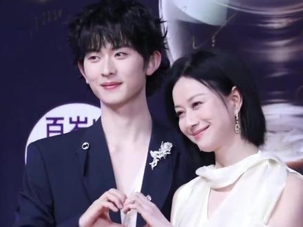 微短剧品质盛典红毯:太奶奶李柯以祖孙合体,王小亿有气质好美 向佐腰间插了一圈鲜花,洪欣头靠儿子肩膀,曾辉韩雨彤甜蜜好磕 #微短剧品质盛典 #向佐 #曾辉韩雨彤 #王小亿 #李柯以