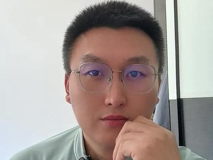 《消失的人》严午,一个没了妈妈的妈宝男。 1. 《消失的人》中严午藏尸桥段是全片最惊悚画面,观众对他标签都是恶心、废物、赌鬼。
2. 严午面对所有突发状况,从不会独立思考解决,只会依赖别人拿主意,没有自主决断能力。
3. 结合原著《海葵》细节:严午母亲从小到大全权包办一切,志愿、交友、穿衣、相亲话术全部安排好,他一直活在母亲的掌控里,不用动脑、不用选择。
4. 母亲离世后,替他思考、做主的支柱消失,他瞬间失去独自面对世界的能力,缺乏基本社会生存能力。
5. 从心理学自我效能感解读:他从小没有自主尝试、试错成长的机会,没能建立起自信和做事信念。
6. 赌博不是堕落根源,只是他用来填补精神空虚、自我麻醉的方式;他早已在社会功能上形同“死亡”。
7. 严午不是单纯可恨,更是被畸形包办母爱毁掉的悲剧,以爱为名的过度控制,远比直接伤害更致命。
#电影消失的人 #严午 #海葵原著 #原生家庭 #妈宝男