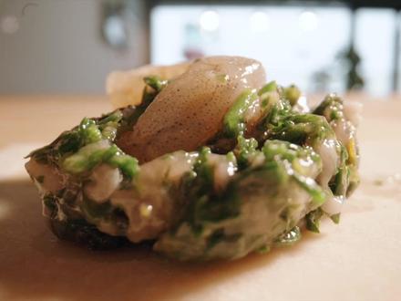 苏州妈妈的馄饨永远不会辜负你 别再找网红店了!这才是苏州人真正在家里吃的馄饨。
鸡妈妈开在西美巷,没有套路,只有阿姨每天现包的热馄饨,
和像回家一样的舒服。荠菜鲜肉、整只虾仁、现包现煮,汤是家里熬的红汤,香得自然,没有添加剂,没有重口味,就是小时候家里餐桌上的味道。苏州人认的,从来不是花里胡哨,是踏实、是新鲜、是一口 “家里的味道”。
#苏州美食 #苏州探店 #苏州小吃 #苏州美食推荐 #苏州