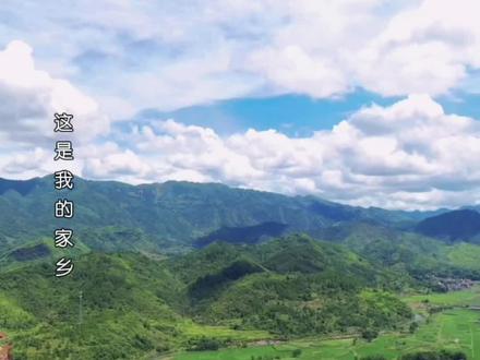 桥头村,隶属于湖南省永州市道县桥头镇,列入第五批中国传统村落名录,传说昔人骑马至桥头,马停步不前、异之,环顾山川秀丽,遂建村,取名桥头。
