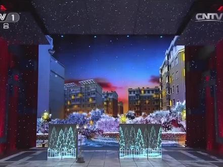 《扶不扶》#春晚小品#沈腾#马丽#扶不扶#经典永不过时
1. 演出时间与平台
- 于2014年1月30日(农历甲午年除夕)在《2014年中央电视台春节联欢晚会》首播。
- 由沈腾、马丽、杜晓宇主演,闫非、彭大魔导演,开心麻花团队编剧。
2. 剧情核心
- 讲述青年"郝建"(沈腾饰)扶起摔倒老太太(马丽饰)后反被讹诈,通过"重演现场"自证清白的故事。
- 经典台词:"人倒了可以扶起来,人心要是倒了就扶不起来了",引发全民对"老人摔倒扶不扶"社会问题的讨论。
二、名称混淆的真相
1. 《服不服》是误传
- 检索信息中多次出现《服不服》的表述(如),实为《扶不扶》的音近误写或早期策划名称。
- 沈腾本人及官方资料均确认作品名为《扶不扶》,2014年春晚节目单亦无《服不服》记录。
2. 赵本山的关键角色
- 赵本山作为春晚语言类节目总监,对《扶不扶》进行了决定性修改:
- 原版结局是沈腾"套丝袜变蜘蛛侠扶老人",赵本山改为"郝建倒地反碰瓷"的反转设计。
- 调整台词:"人倒了咱不扶,人心就倒了"成为点睛之句。
- 此修改使小品从"荒诞无厘头"升华为"笑中带思",最终获2014年春晚语言类节目一等奖。
三、社会影响与经典地位
1. 现象级传播
- 收视率达9.169%,位列当年春晚语言类节目首位。
- "波棱盖""腰间盘"等台词成网络热梗,截至2015年相关讨论超百万条。
2. 现实映照
- 2014年2月4日,山东烟台发生"真人版扶不扶"事件:交警救助摔倒老人反被质疑,最终用执法记录仪自证清白。
- 推动2015年多地立法明确"恶意讹诈需担责",形成"道德标杆+法律威慑"机制。
3. 历史意义
- 被《今日头条》评为"春晚评价最好的10部小品"第六名,赵本山称其为"《不差钱》后最好看的春晚小品"。
- 作为赵本山指导的最后一个春晚小品,标志着"小品王"时代与新生代喜剧人的传承。