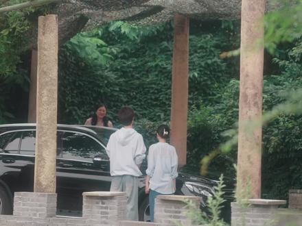 11谭在江母面前故意装深情博得好感。