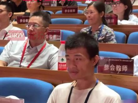 近日一则“韦东奕晋升北大长聘副教授”的消息在网络引发热议。北大校方回应:学校会有自己的流程和安排。