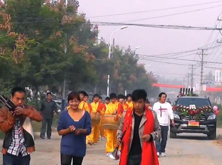 以此视频怀念我们的青春,那是一个非主流的年代,真是土味十足,不喜勿喷啊😂。视频里看看能不能找到你或者亲人的身影。#怀旧视频#农村婚礼 #纪实婚礼摄影 #珍贵影像