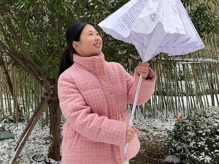 下雪天没有伞怎么办?自己用纸折一个呗,可以收缩折叠的机关伞教程#创意手工 #折纸教程#你们那下雪了吗