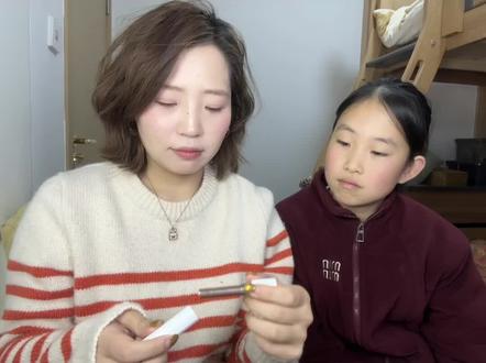 以前我妈还活着的时候,就听她说长大要给奶奶买东西,要让奶奶住大房子。天不假年,我妈没有那个机会了,可当她说以后会给我买更好的东西时,我好怕,我怕她的一生都在回报我#侄女跟姑姑#日常唠嗑