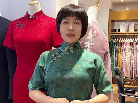 中国手艺正在被全世界认可 谁能想到塞尔维亚第一夫人也被我们的中式旗袍“折服”了,足以证明我们国家的传统手艺已经成为国际社会的“硬通货”了#旗袍定制 #塞尔维亚 #武契奇夫人 #上海旗袍定制 #雅韵旗袍礼服