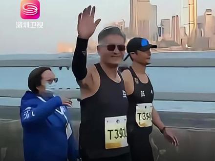 周润发陪老友跑港马 70岁轻松完赛10公里 2026年1月18日,70岁的#周润发 第四次征战渣打香港马拉松,轻松完赛10公里项目。他在赛后表示,此次参赛不为成绩,主要是为了陪伴刘江、郑则仕、鲍起静等好友。他笑称几人“加起来几百岁”,并打趣道“要是他们能领跑10公里,我就去跑半马”。 #马拉松比赛 #跑友圈