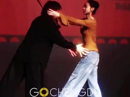 一眼沦陷!舞剧《垂虹别意·唐寅》每帧皆是诗意,辗转回眸、舞步流转间,尽显东方雅致。#东方美学 #唐伯虎 #舞台剧