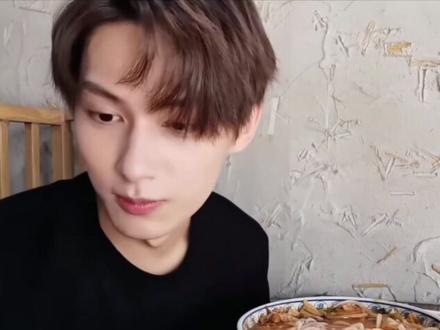 🐱:吃到好吃的了,必须分享一下#文俊辉 #金珉奎 #李灿dino #seventeen #vlog