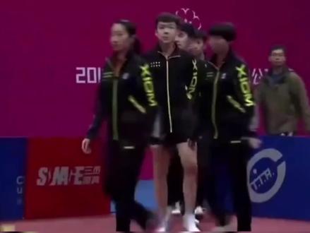 诶,北京这小孩儿,王楚钦
头:活动完了就给您(怎么有种又礼貌又拽拽的感觉😂)#王楚钦 #乒乓球 #体育生 #王楚钦加油 @DOU+小助手 @抖音小助手