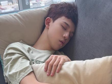 快喊你家哥哥起床营业啦!#阳光男孩 #你的男孩 #可狼可奶 #反差 #变装 @亚洲超星团—赵天翼 @亚洲超星团