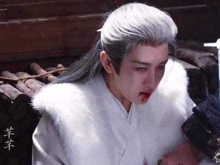 花絮一镜到底还原谢淮安重伤濒亖的名场面,成毅直接把疼痛共享的沉浸式体验拉满了