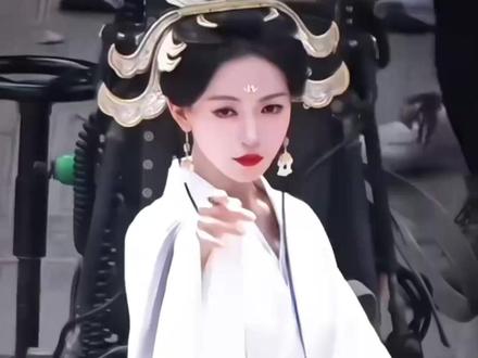 吴谨言北魏皇后礼佛图深藏玄机?莲花?忍冬?竟然是 #传统服饰 #文化输出 #国风合伙人 #时尚 #中式美学