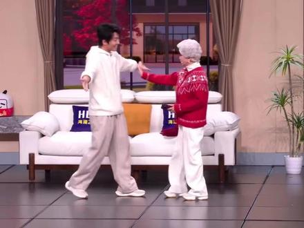 蔡明老师表演个小品,暴露出一个隐藏技能 #春晚机器人都是蔡明配音