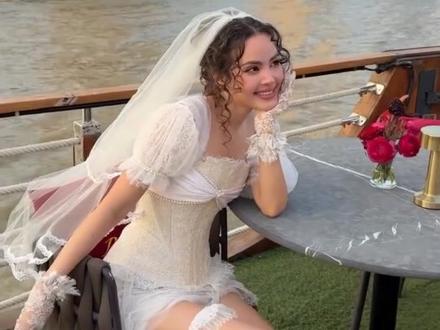 泰媒娱乐圈最受欢迎女星丫丫 #泰国女顶流 Y a ya 和 Be lla 的演艺生涯及成就 Yaya 因出演筑梦庄园4成名,后凭借把哥哥退货可以吗获得泰国电影金天鹅奖最佳女主角,广告代言费高达900万铢起