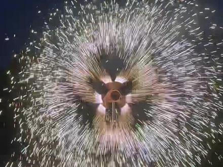 六百多万人喜欢的转圈圈回归啦!见者好运,马年大吉,马到成功!#见者好运 #烟花绽放 #会旋转的烟花 #见者好运见者发财