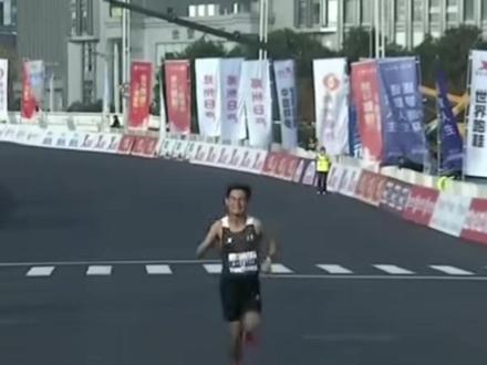 2025郑州马拉松 中卫籍运动员田虎在刚刚结束的郑州马拉松比赛中获得马拉松项目冠军,此次比赛由郑州市政府与河南省体育局联合举办并经中国田协认证。#2025郑州马拉松 #中卫籍运动员 #2025郑州马拉松冠军