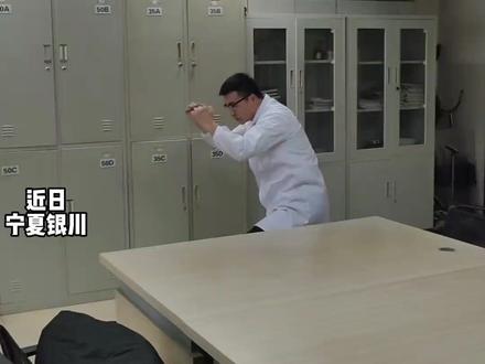 医生工作之余练习传统八极拳,“拳头沾碘伏,边打边消毒”,网友:原来神医都是医武双修是真的#八极拳 #医生的日常