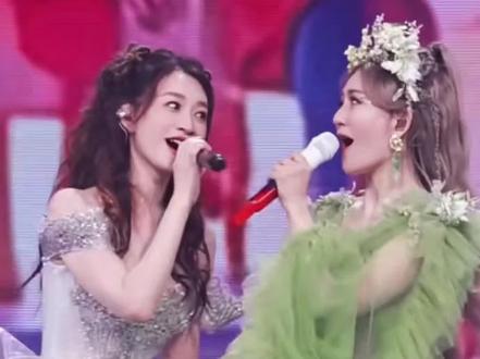 两个人都美哭了,这就是最好的友情#李小冉 #谢娜 #谢娜演唱会