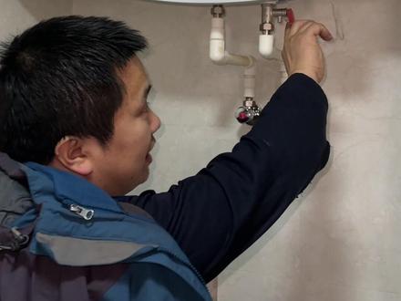 #热门话题 热水器爆炸最后一道防线!都是因为安全阀堵塞导致的!如果手动扒开红色手柄!不能出水!赶紧换新的吧!快转发@特告诉家里人都试试吧#阳泉#热水器爆炸#正能量#家电小知识@抖音小助手