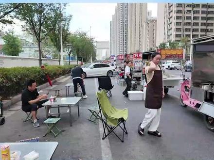 马上就办:综合治理摊贩占道经营乱象
市民:流动摊贩桌椅占道
中原区城管:挣钱不能影响交通
#城管执法 #郑州 #中原区 #流动摊贩