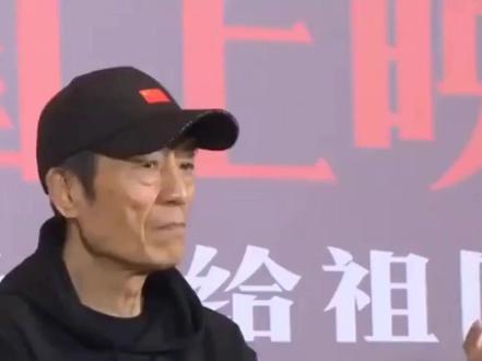 《给阿嬷的情书》冲15亿票房,张艺谋甘拜下风,吴京也拦不住了 2026年最强电影诞生了。不是张艺谋,不是吴京,而是方言电影《给阿嬷的情书》。上映17天,从排片垫底一路逆袭到全国第一,累计票房已破5亿,最新预测冲15亿。一旦达成,将超越张艺谋《惊蛰无声》(13.65亿)和吴京《镖人》(14.48亿),成为年度票房亚军。
第19周内地大盘5.27亿,市场在节后不跌反涨,全凭此片一己之力。该片第三周票房大爆3.73亿,拿下周冠军,周日排片冲至42.3%,票房占比77.8%,走出“一骑绝尘”的逆袭曲线。从广东点映到全国铺开,17天找不到第二个例子。
新片方面全军覆没。管虎执导、黄渤倪妮主演的《一个男人和一个女人》首周末仅265万,预测跌至630万,成本超1亿;刘江江《出入平安》仅71.9万,成本2亿巨亏;《大白鲨》《绵羊侦探团》票房惨淡。
《给阿嬷的情书》证明:观众不是不爱看电影,只要拍出真诚的好作品,大家愿意走进影院。一部没有明星、没有特效、没有大场面的方言电影,给中国电影打了一个样。#给阿嬷的情书 #吴京 #张艺谋 #一个男人和一个女人 #出入平安