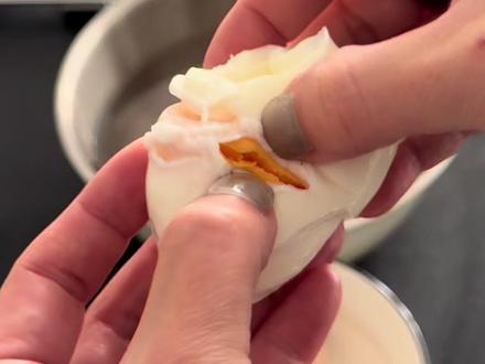 7分30秒的比较喜欢,但是9分12秒的有细闪,三个时间段都可以|看自己喜欢的口感#跟着蛋神煮鸡蛋#鸡蛋的神仙吃法#早餐