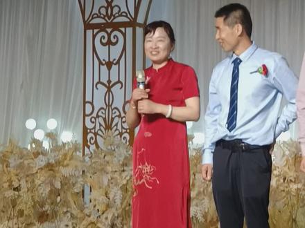 喜婆婆上台激动又紧张!请大家看到最后,是喜公公紧紧抓住喜婆婆手,圆满成功说完!😄😄