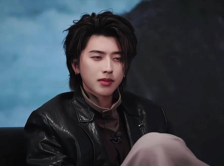 #蔡徐坤#ikun #w中文版 这一段我的理解是 首先《colder》这首歌,藏着他自己扛低谷、扛流言、熬难的时候的情绪;
他本来觉得:这歌是写自己的苦、自己的挣扎,别人只听了30秒,怎么会被治愈?完全没想到。
后面他接着说他当年被全网骂、被玩梗、被符号化。而那段日子,就是他写这首歌熬过的“难”。
这也让他突然想通了一件事:当年跟风骂我的,也是这群年纪小的学生;现在听我的歌被治愈、获得勇气的,也是这群年纪小的学生。
所以他瞬间理解、原谅、看淡所有偏见,相信时间能证明一切。这也让当年他那句“时间会证明我对音乐的忠诚”具像化了