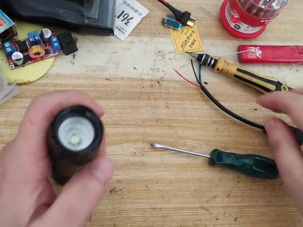 内置电池手电筒,不亮维修太难拆了,破坏性拆开,给你们参考参考 #电子电工 #拆解 #电子爱好者 #电路 #手电筒 #手电筒维修 #手电 #维修工