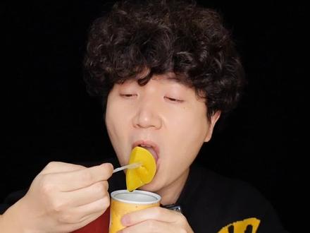 生病了吃个黄桃罐头果然特别舒服啊#无尽挑战 吃午餐肉的第1261天#黄桃罐头 #饺子