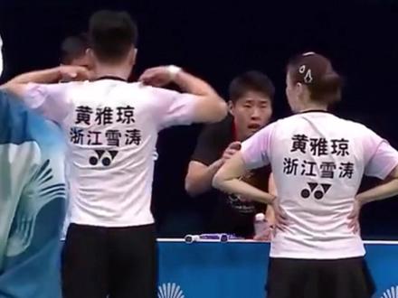 紧到脱不下来!#郑思维错穿黄雅琼球衣 黄雅琼捂脸吐槽:帮他脱都费劲 #雅思组合 #全运会 #羽毛球