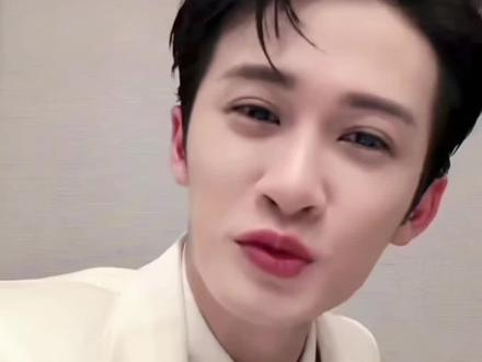 前脚刚说完舞台期待归期待 留点余地😬后脚就跑去韩国练习 檀健次害得是你啊 #你是凭实力刷到的 #檀健次 #卷王 #檀健次神仙舞台