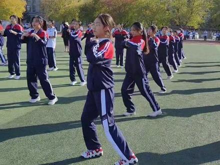 四高中新的韵律操——向快乐出发!女生完成度很高,期待男生明天表现。#记录校园生活 #活力校园 #课间操 #每一个瞬间都值得被记录 #激昂青春励志校园